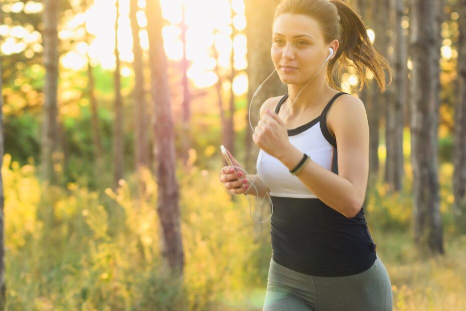 Une femme en plein mouvement de footing dans la nature fait circuler ses énergies.