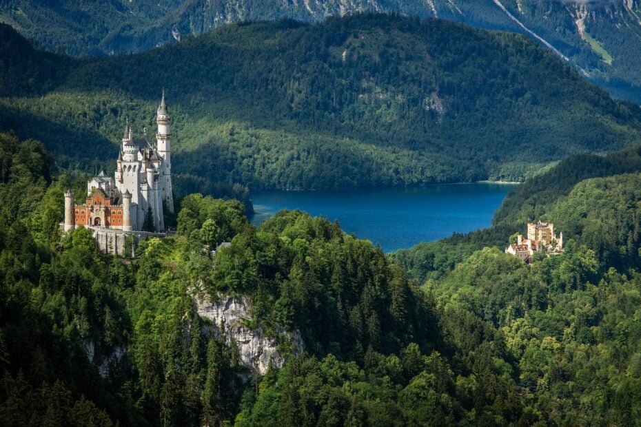 Un grand château dans la nature représenté comme un symbole de souveraineté de l'humain.